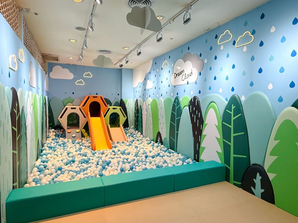 渴望會館雲朵波波球池，適合6歲以下幼童親子同樂